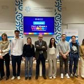 Alcuni dei ragazzi che si sono aggiudicati il bando in Camera di Commercio con il presidente Mauro Vitiello, la segretaria Anna Deligios e Roberto Gentilomo di Bcc, anche sotto nella prima foto della gallery