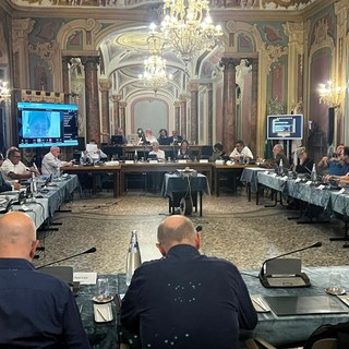 PGT, alla quarta sera salta la catena: musica, moschea e fantasmi vannacciani. E domenica si ricomincia alle 9