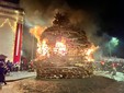 L'accensione della pira pochi istanti dopo le 21 in piazza della Motta