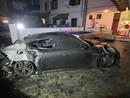 Auto in fiamme in un cortile nel Comasco: tre persone soccorse dopo aver inalato fumo