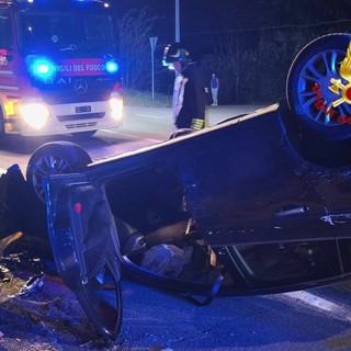 L'auto ribaltata sulla Sp1 tra Varese e Gavirate