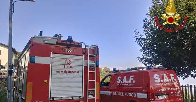I vigili del fuoco in azione a Maccagno I vigili del fuoco in azione a Maccagno