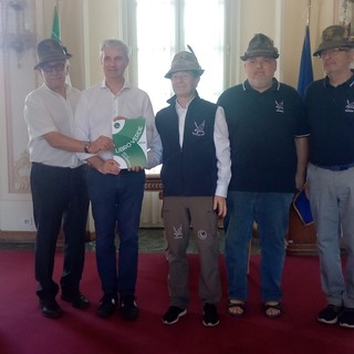 Più di 60mila ore spese e oltre 220mila euro raccolti: le bellissime pagine del &quot;Libro verde della solidarietà&quot; degli alpini varesini