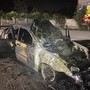 La carcassa dell'auto dopo l'incendio La carcassa dell'auto dopo l'incendio