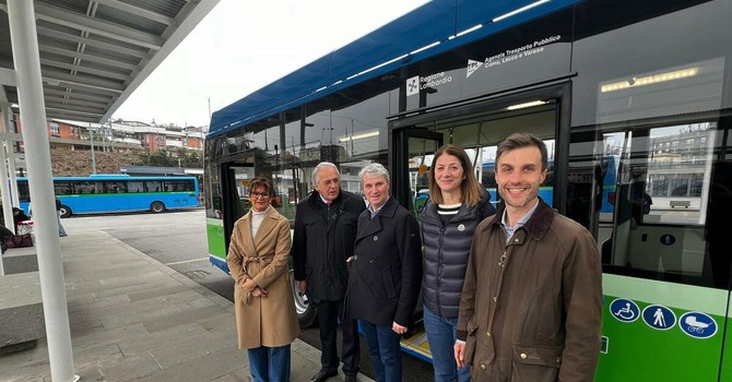 La giunta di Palazzo Estense davanti ai nuovi autobus