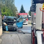 Busto, furgone prende fuoco: scattano i soccorsi Busto, furgone prende fuoco: scattano i soccorsi