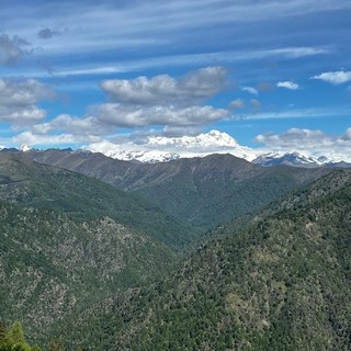 Il Rosa si nasconde tra nubi e altre montagne: è questo uno dei panorami meravigliosi che si possono godere dall'Oasi Zegna; dall'altra parte, invece, la sterminata pianura