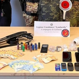Il materiale sequestrato dai carabinieri Il materiale sequestrato dai carabinieri