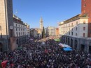 Piazza Monte Grappa stracolma di persone: è l'immagine simbolo del Carnevale Bosino 2025 (foto di Alessandro Galbiati)