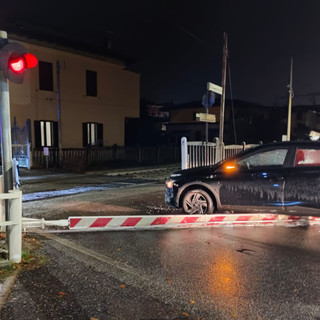 Venegono, macchina bloccata al passaggio a livello: automobilista per liberarsi "sfonda" la barriera Venegono, macchina bloccata al passaggio a livello: automobilista per liberarsi "sfonda" la barriera