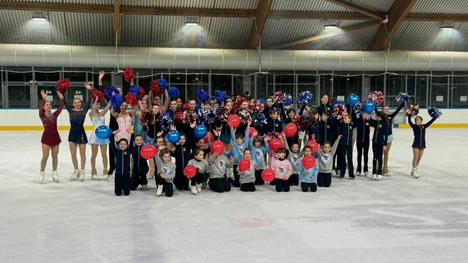 Piccoli e grandi della Varese Ghiaccio nella culla di via Albani all'arrivo della torcia olimpica Piccoli e grandi della Varese Ghiaccio nella culla di via Albani all'arrivo della torcia olimpica