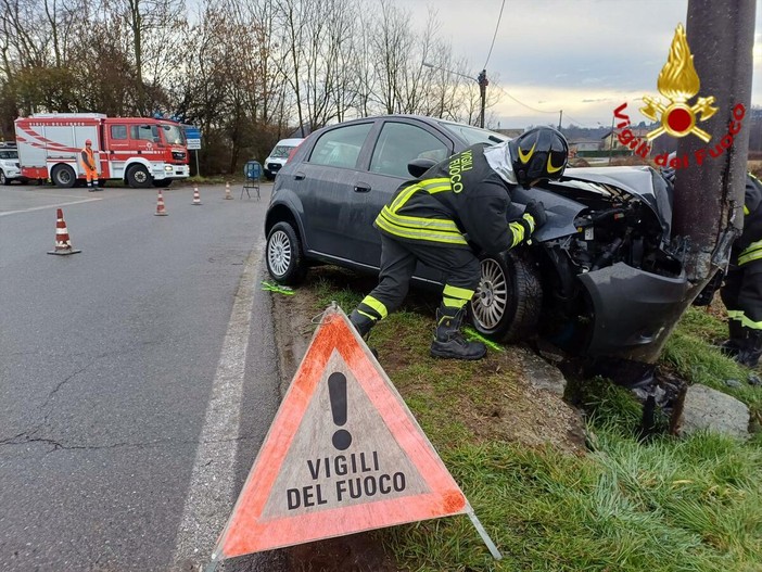 Ispra, auto contro palo della luce: ragazzo di 21 anni finisce al pronto soccorso