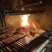 Arde il fuoco sulla griglia del DaMa: in questa e nelle foto in gallery la preparazione di una bistecca di razza dolomitica (Grigia Alpina) e la degustazione di altre prelibatezze, come i salumi preparati in casa dalla famiglia Audino (nelle immagini Matteo)