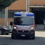 La donna è stata portata in caserma e poi affidata ai sanitari per le valutazioni cliniche del caso La donna è stata portata in caserma e poi affidata ai sanitari per le valutazioni cliniche del caso