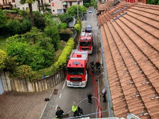 Le operazioni di spegnimento in via Garibaldi a Casciago