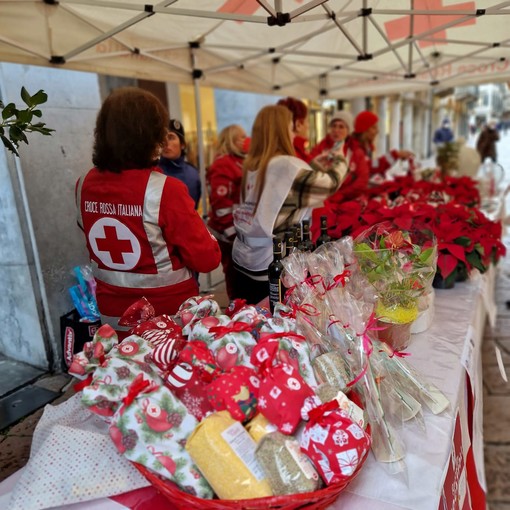 FOTO. A Varese con la Croce Rossa vince la solidarietà: il Mercatino di Natale è un successo