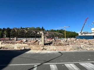 La situazione del cantiere dell'ex Aermacchi dopo l'abbattimento del muro di cinta in via Crispi di questa mattina