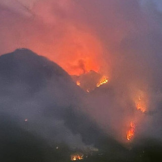 Incendi nel Vco: le fiamme si avvicinano alle case a Pallanzeno,  canadair ed elicottero in azione. Migliora la situazione a Cimamulera