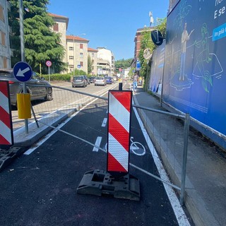 Una transenna sfondata e oggi sostituita: ecco cosa rimane degli incidenti occorsi nella giornata di domenica 24 maggio a due ciclisti in viale Belforte... La corsia ciclopedonale, però, era ed è ancora chiusa
