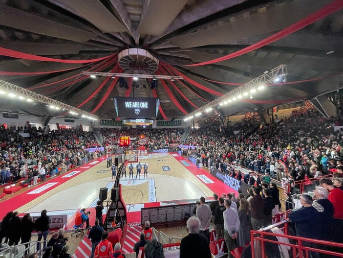 VIDEO - Nel silenzio di Masnago il cuore pietrificato dal dolore per la strage di Crans