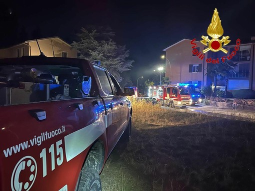 Le operazioni di spegnimento con i vigili del fuoco al lavoro nella notte a Varese Le operazioni di spegnimento con i vigili del fuoco al lavoro nella notte a Varese