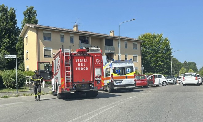 Un'immagine scattata poco dopo l'incidente con i primi soccorsi all'opera Un'immagine scattata poco dopo l'incidente con i primi soccorsi all'opera