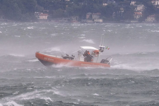 La motovedetta della Guardia Costiera sul lago di Como durante le raffiche di vento di ieri pomeriggio