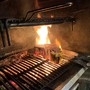 Arde il fuoco sulla griglia del DaMa: in questa e nelle foto in gallery la preparazione di una bistecca di razza dolomitica (Grigia Alpina) e la degustazione di altre prelibatezze, come i salumi preparati in casa dalla famiglia Audino (nelle immagini Matteo)