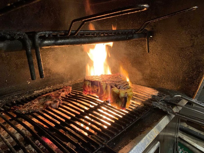 Arde il fuoco sulla griglia del DaMa: in questa e nelle foto in gallery la preparazione di una bistecca di razza dolomitica (Grigia Alpina) e la degustazione di altre prelibatezze, come i salumi preparati in casa dalla famiglia Audino (nelle immagini Matteo)