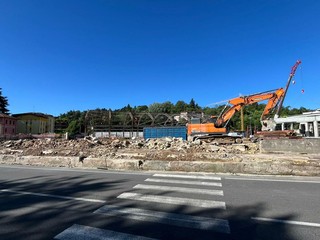 La situazione del cantiere dell'ex Aermacchi dopo l'abbattimento del muro di cinta in via Crispi di questa mattina