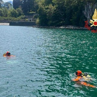 Proseguono senza sosta le operazioni di ricerca dell’uomo disperso nel lago di Como