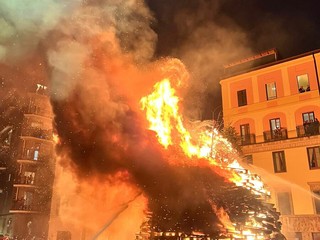 Le immagini del Falò di Sant'Antonio questa sera in piazza della Motta a Varese
