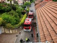 Le operazioni di spegnimento in via Garibaldi a Casciago