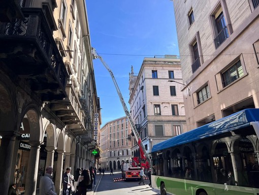 L'intervento dei vigili del fuoco in corso Moro