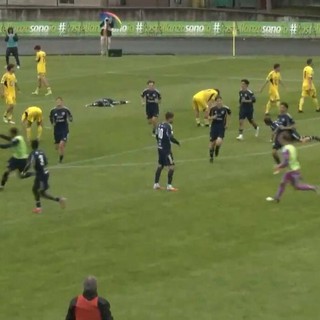 Varesina di nuovo avanti. L'esultanza dopo il gol di Manicone