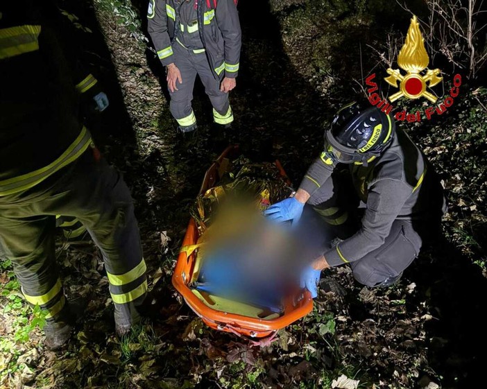 Si perde e cade nel bosco: settantenne salvato dai vigili del fuoco dopo una notte all'addiaccio