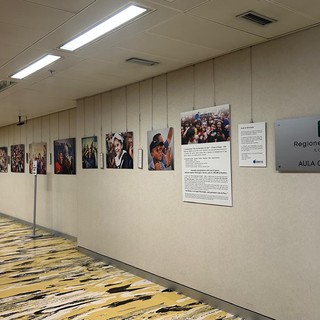 «L’indifferenza è il nemico più silenzioso»: a Palazzo Pirelli la mostra “Scatti di Meraviglia” con le immagini del clown di guerra