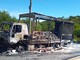 I resti del mezzo pesante. Sotto: il camion in fiamme (foto dalla pagina Facebook &quot;Città di Malnate&quot;)