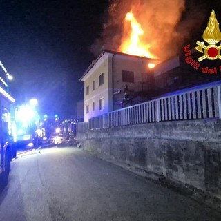 L'incendio di questa notte in via Boccaccio a Besozzo