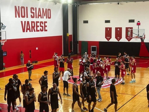 I giocatori salutano il pubblico del Campus a fine gara. Nella gallery le foto di Alberto Ossola