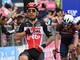 Il salto vincente del &quot;canguro&quot; Ewan sul traguardo di Termoli (foto tratta dalla pagina Facebook ufficiale del Giro d'Italia)