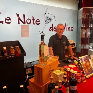 Paolo Terrapieno nella sua enoteca "Le Note del Vino"
