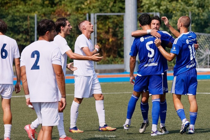 Ferrante abbracciato dopo l'1-1 (foto Scaringi - Varesina Calcio) Ferrante abbracciato dopo l'1-1 (foto Scaringi - Varesina Calcio)