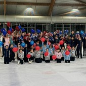 Piccoli e grandi della Varese Ghiaccio nella culla di via Albani all'arrivo della torcia olimpica