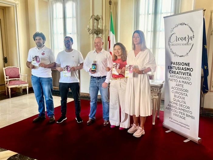 La vicesindaca di Varese Ivana Perusin insieme ad Anita Romeo del team Creanza e ai produttori locali di gin