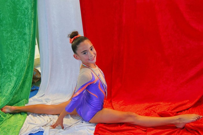 La piccola Bianca Pereira Neto de Sousa, sotto con i suoi allenatori