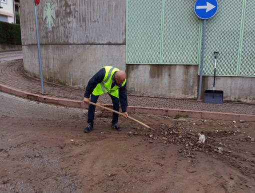 Il sindaco di Bisuschio al lavoro per spalare i detriti dopo il maltempo (foto dal gruppo "Sei di Bisuschio se...")