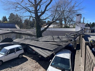 In via Astico alcune lamiere sono volate contro delle auto in sosta In via Astico alcune lamiere sono volate contro delle auto in sosta