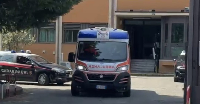 La donna è stata portata in caserma e poi affidata ai sanitari per le valutazioni cliniche del caso La donna è stata portata in caserma e poi affidata ai sanitari per le valutazioni cliniche del caso