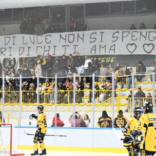 Lo striscione esposto per ricordare Elisa Dello Nigro, recentemente scomparsa in un incidente stradale